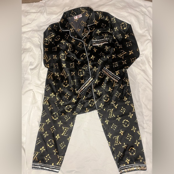 silky loungewear 🖤🧘🏽♀️ - Picture 3 of 5